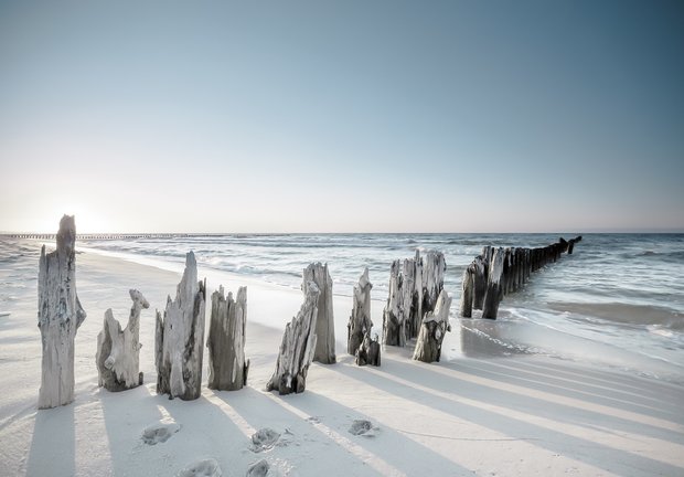 Strand fotobehang houten palen