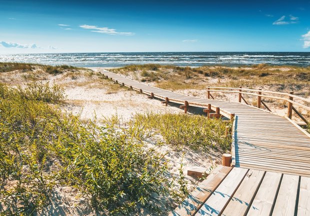 Planken pad naar strand fotobehang