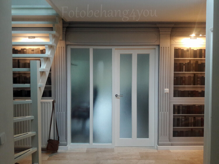 Op maat en aangepast zodat het behang ook boven de deur doorloopt. Een mooi geheel!